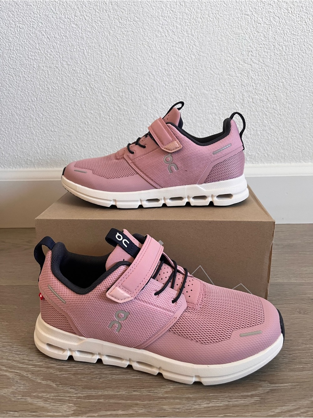 On Running Kids Pink Mesh Sneakers with Hook-and-Loop Strap